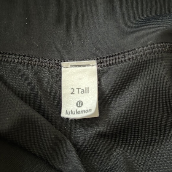 size 2 black lululemon speed up shorts(mid rise) - Picture 4 of 4